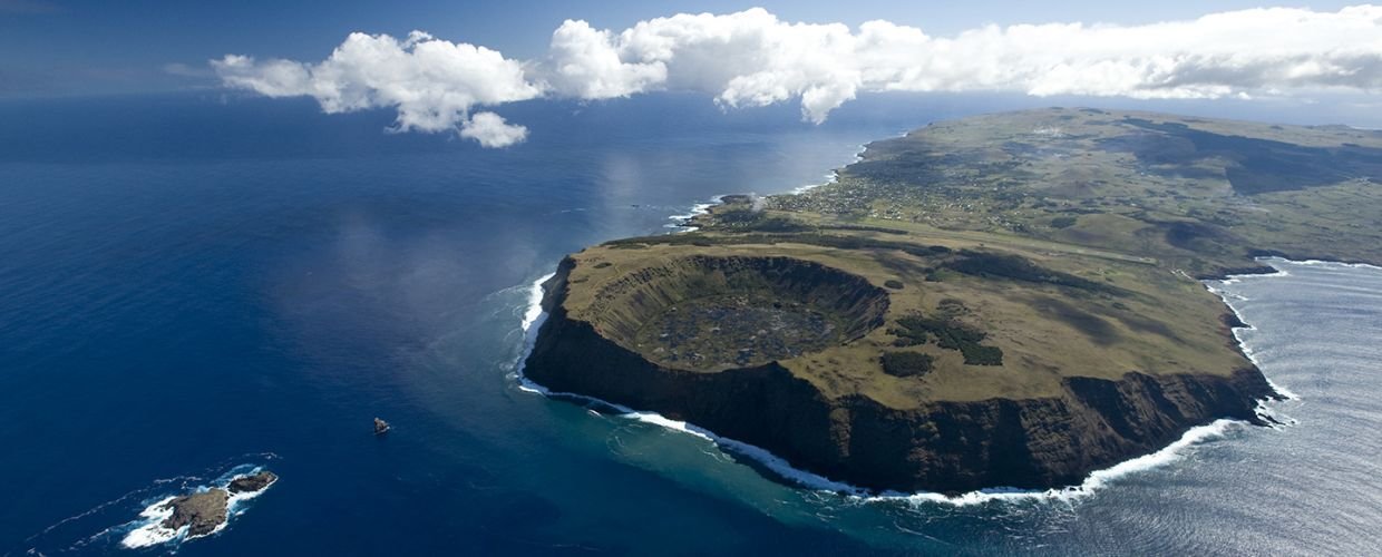 Easter-Island.-Islets-crater-of-a-volcano.-Wilderness-vacations-mgt6bo7cvty0uzr9o3jdudf3mr5dv9ck34hkfoqd8o_copie.jpg
